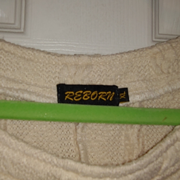 2 Women's sweaters - Picture 5 of 6